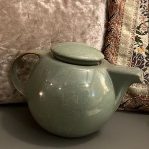 Ceramic tea pot